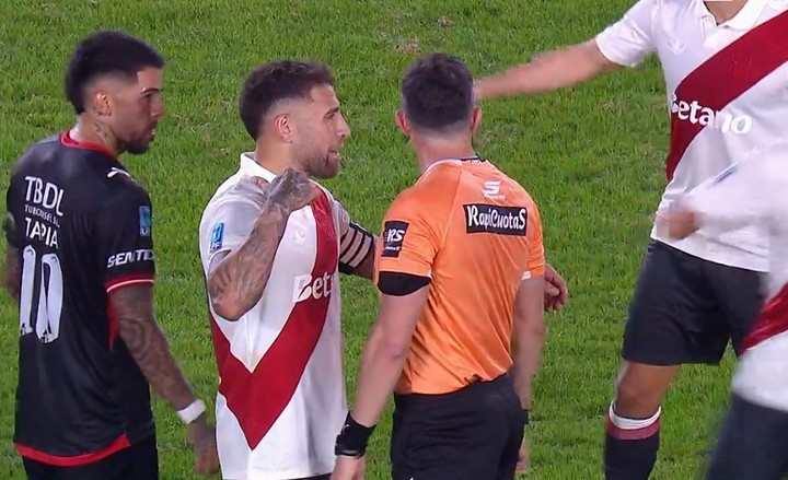 Otamendi y su reclamo al juez principal.