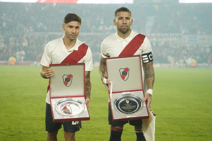 Montiel y Otamendi recibieron una placa por su participación en el Mundial.