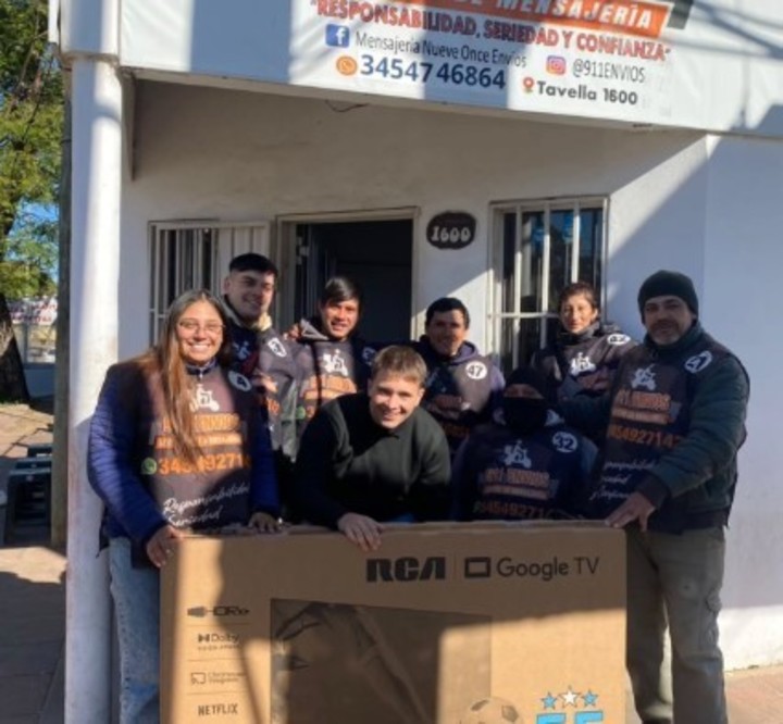 Los laburantes de Concordia felices con la TV que les regaló Senesi.