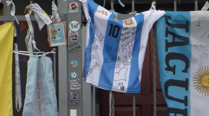 Así está el frente de la casa natal de Lionel Messi.