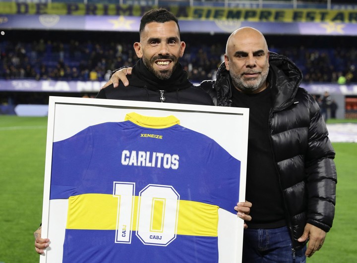 Tevez cuando fue a Boca como técnico de Rosario Central, homenajeado por Chicho Serna.