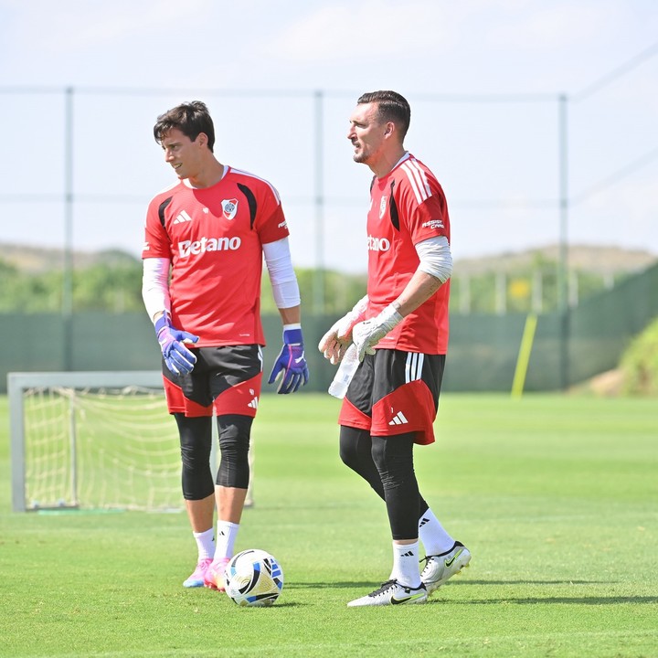 Armani junto a Santiago Beltrán, el pibe que seguirá en el arco de River (Prensa River).