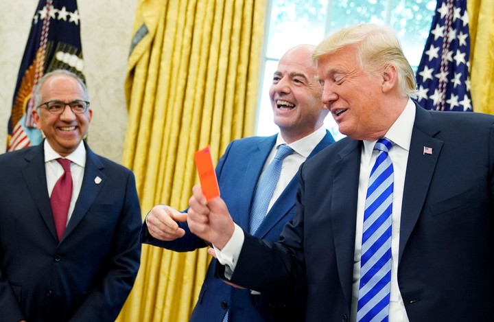 Otros tiempos: Cordeiro junto a Infantino y Trump (Photo by MANDEL NGAN / AFP).