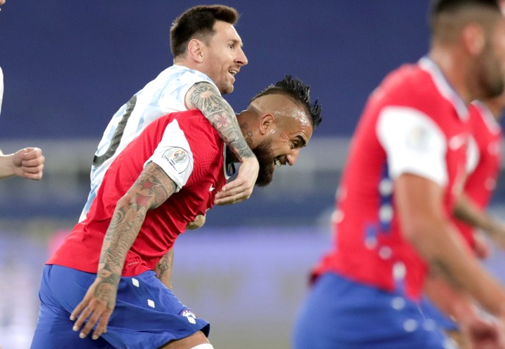 Lionel Messi de Argentina abraza a Arturo Vidal de Chile en un partido del grupo B de la Copa América 2024.