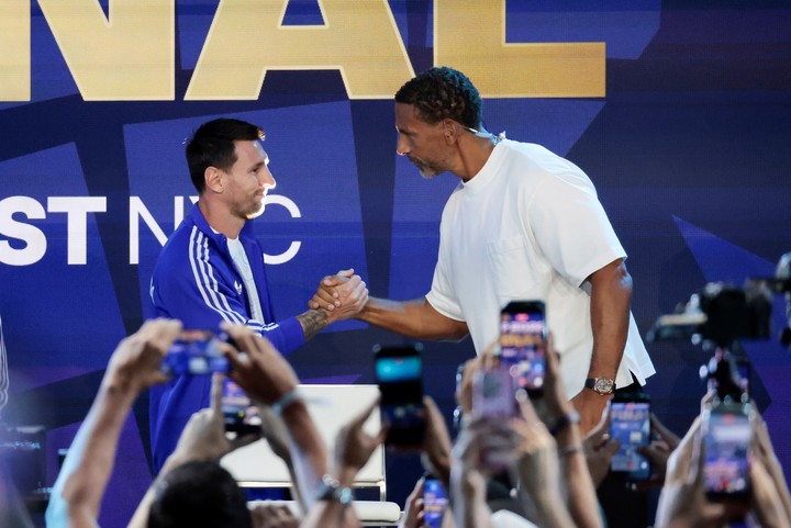 Messi y Rio Ferdinand. (Foto: EFE)