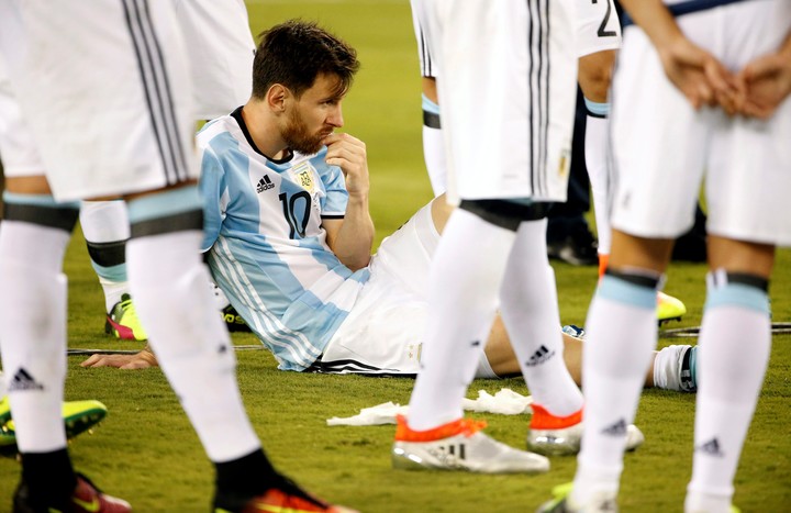 Messi y el dolor en el MetLife en 2016 (EFE).