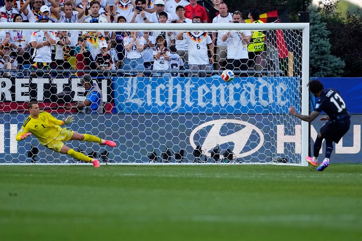 Hace apenas 10 días convertía el penal del triunfo frente a Alemania (AP Photo/Petr David Josek).