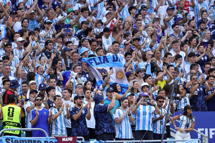 Los hinchas argentinos por todos lados. (EFE)