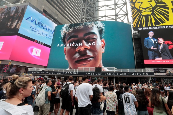 Yamal en las pantallas del Times Square (EFE).