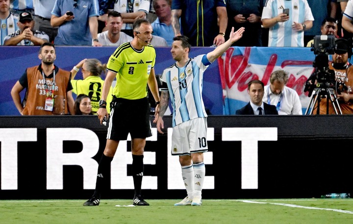 Lionel Messi se queja ante el árbitro.