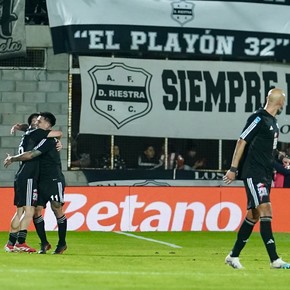 Video: el golazo de área a área en el 3 a 0 de Riestra a Boca