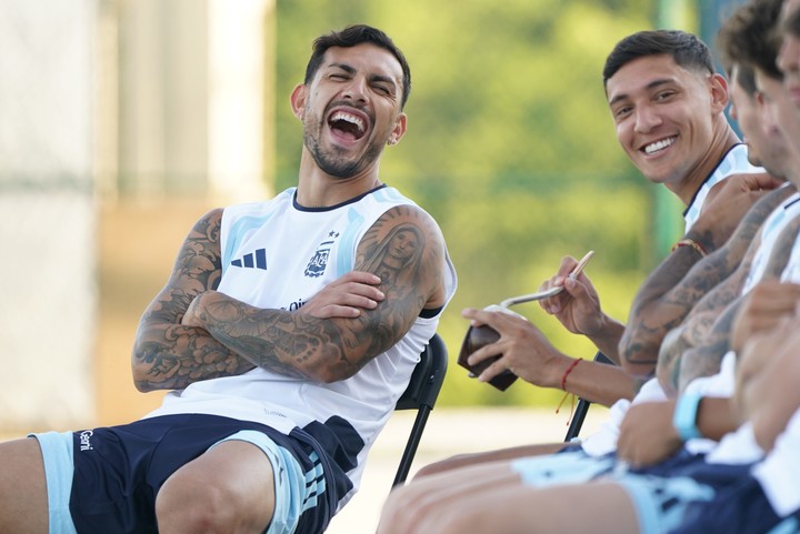 Los jugadores sonriendo y mirando la práctica (Juano Tesone/Enviado especial).