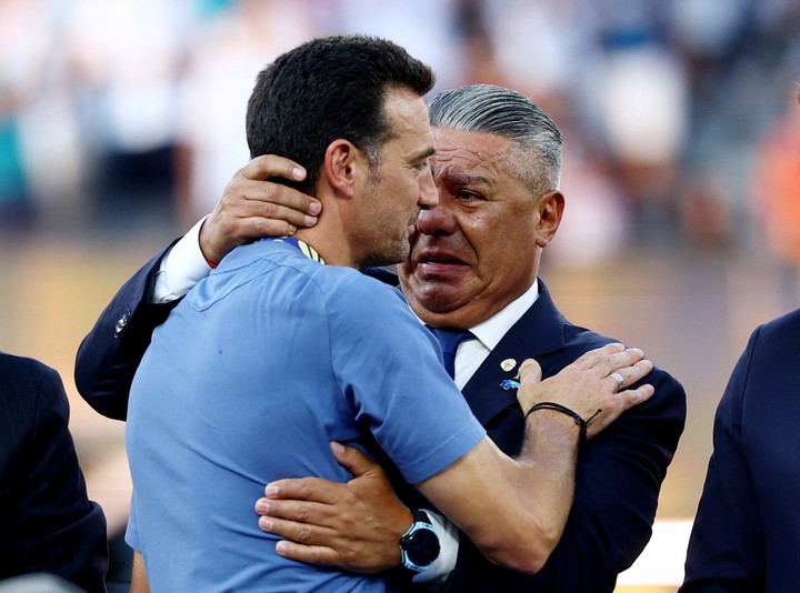Scaloni con Tapia (REUTER).