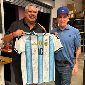 Calamaro se llevó una camiseta de la Selección firmada por los jugadores