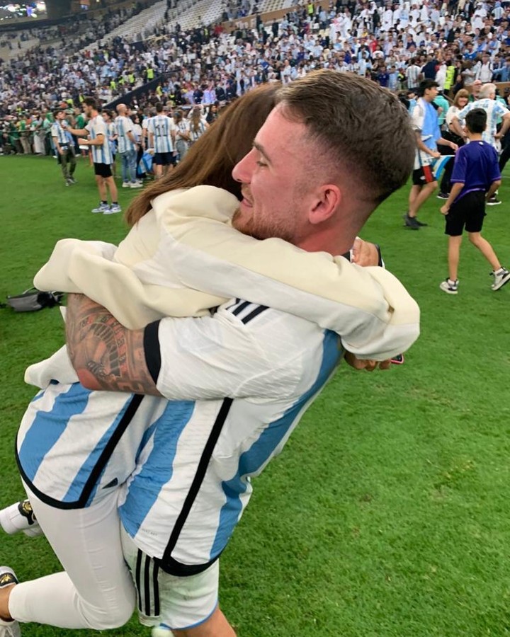 El abrazo de Silvina Riela con Alexis Mac Allister tras ser campeones del mundo.