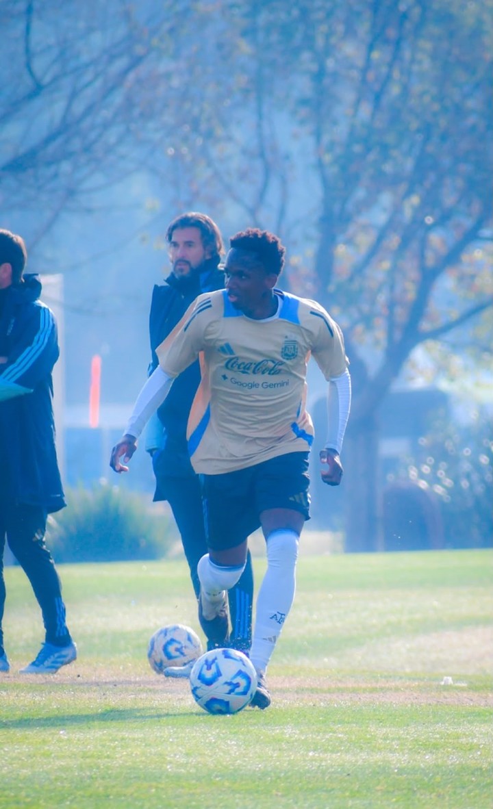 Kiki Ramos con la Sub 17 en Ezeiza.