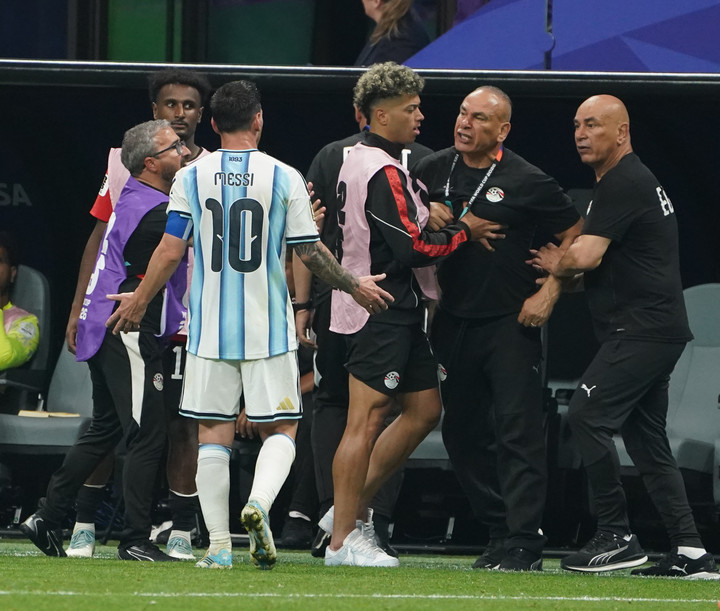 El picante ida y vuelta entre Hassan y Messi (Foto: Juano Tesone / enviado especial).