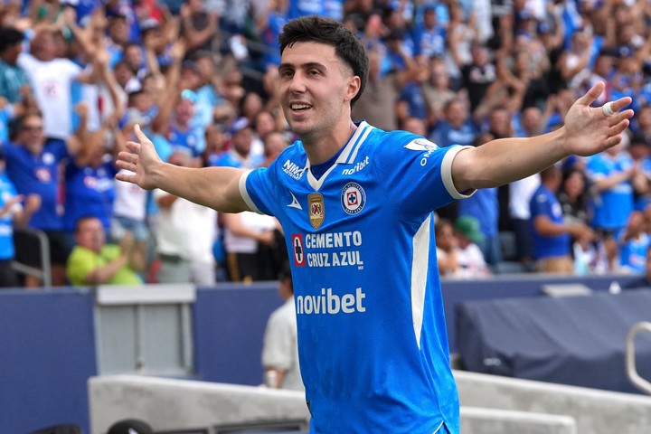 José Paradela, la figura en la consagración de Cruz Azul. (EFE)