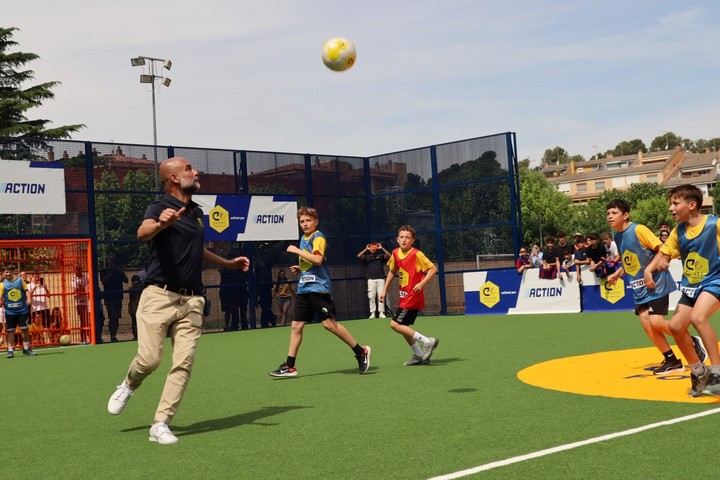 Pep Guardiola jugando con niños en La Salle Manresa, el colegio donde estudió. (Foto: @ajmanresa)