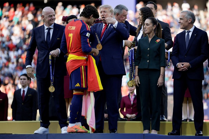 Trump le cuelga la medalla a Torres (Reuter).