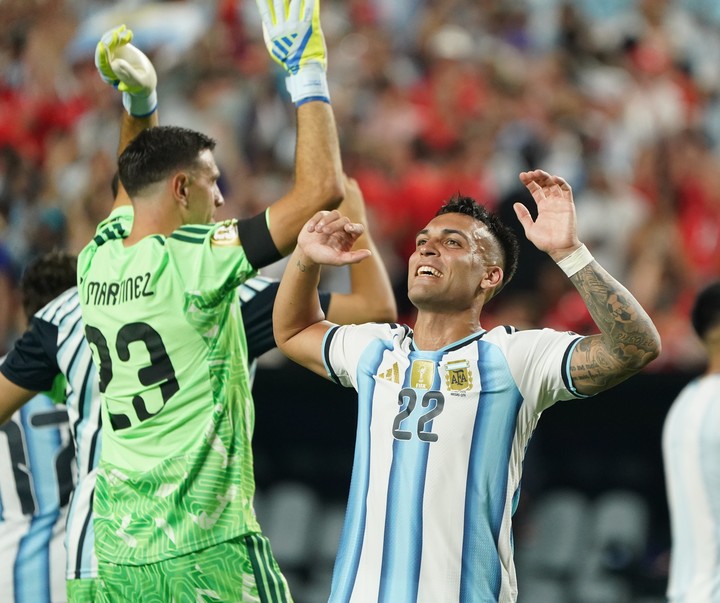 El festejo de Dibu con Lautaro (Juano Tesone/Enviado especial).