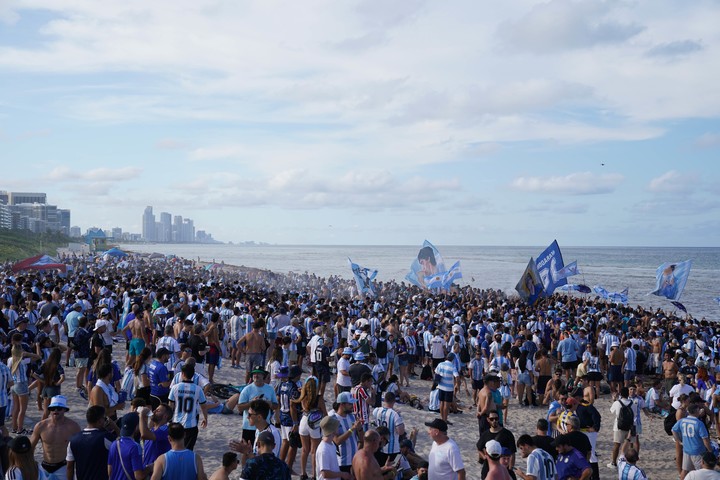 El banderazo de hinchas argentinos en Miami Beach (Juano Tesone).