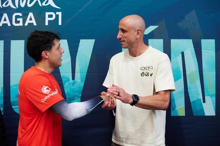 El saludo entre Agustín Tapia y Manu Ginóbili en el P1 de Málaga.
(Foto: Premier Padel P1).