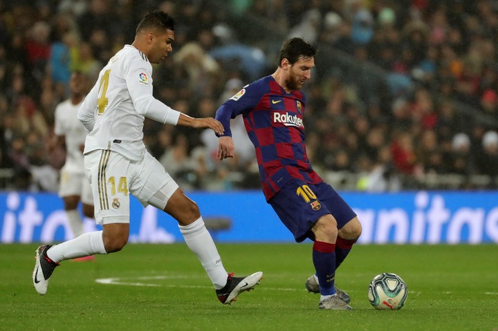 Casemiro con Messi en un Barsa vs Madrid. 