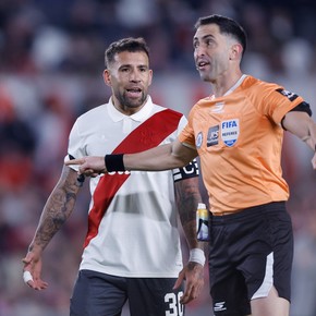 El particular reclamo de Nicolás Otamendi en la derrota de River: "No seas malo, dale..."