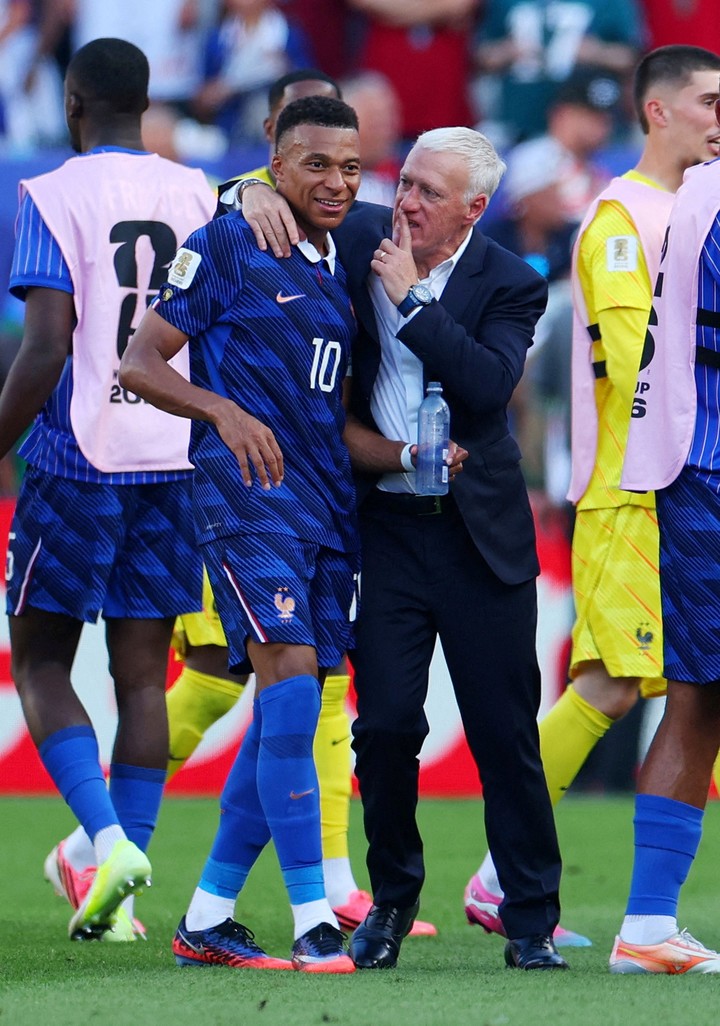 Deschamps y Mbappé, durante el encuentro. (Foto: Reuters)