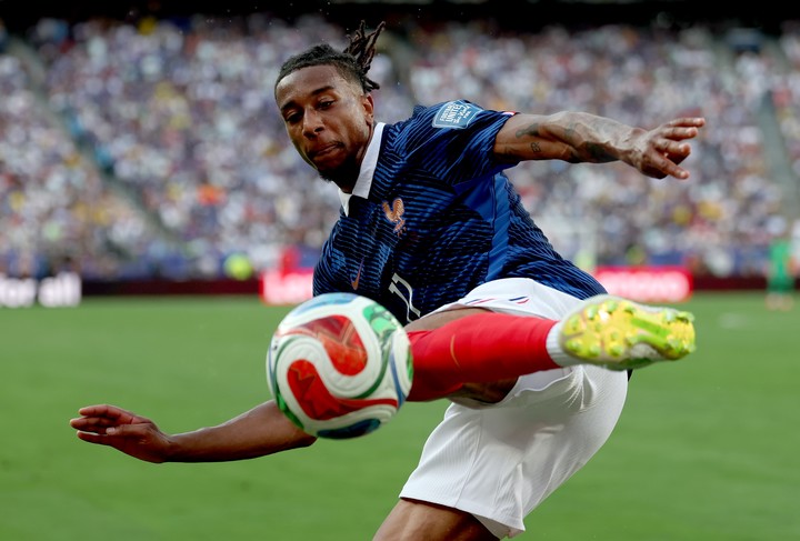 Michael Olise ante Suecia (EFE).