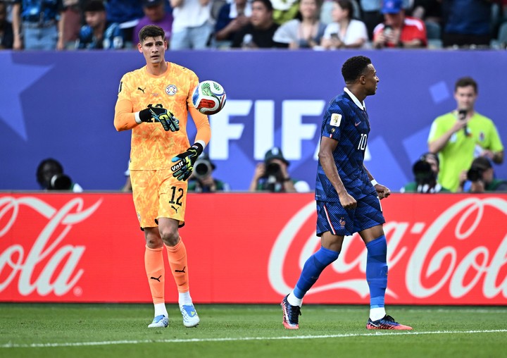 El pelotazo de Gill a Mbappé (Reuters).