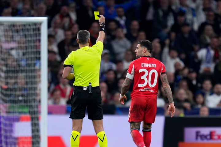 Slavko Vincic amonestó a Otamendi en Benfica ante el Real Madrid, en el Bernabéu.