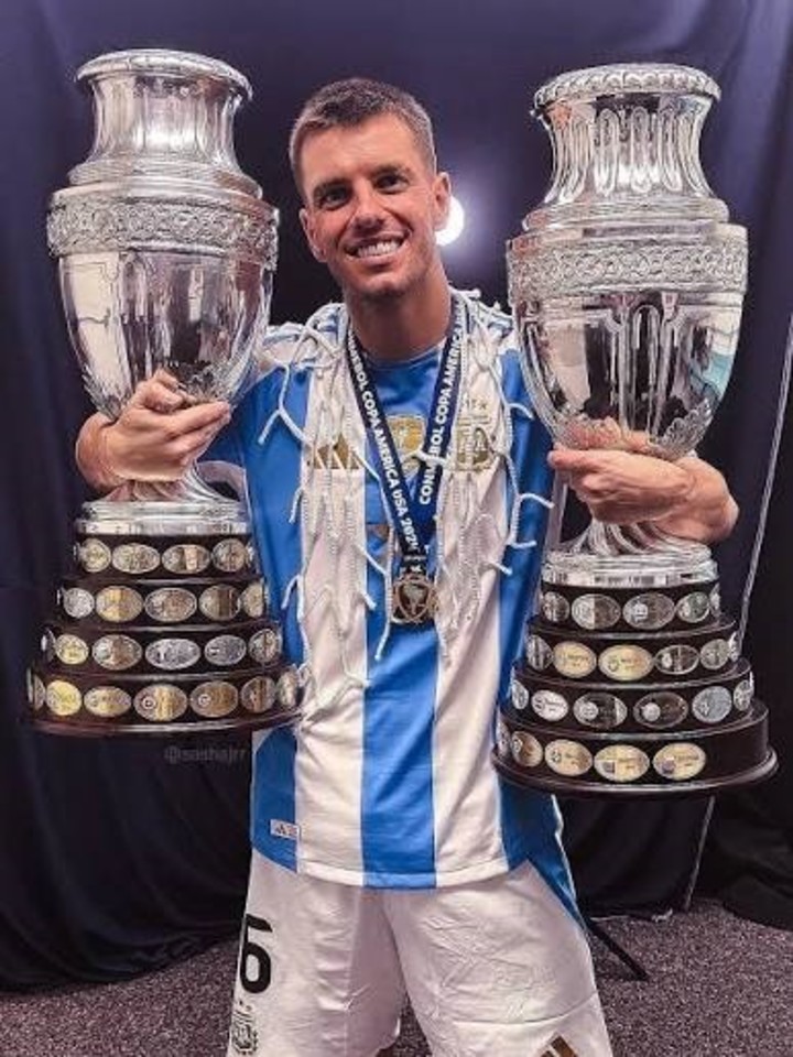 Giovani Lo Celso con las Copas América ganadas en 2021 y 2024.