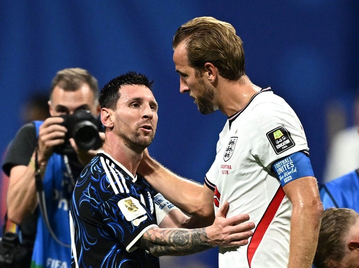 Kane se saluda con Messi (REUTER). 