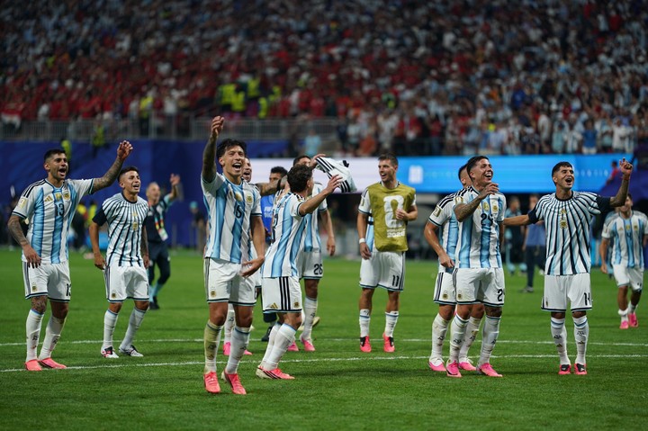 El festejo de la Selección tras la épica remontada (Juano Tesone).