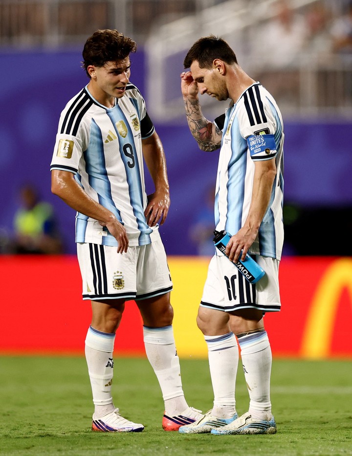 Julián habla con Messi.
REUTERS/Lee Smith