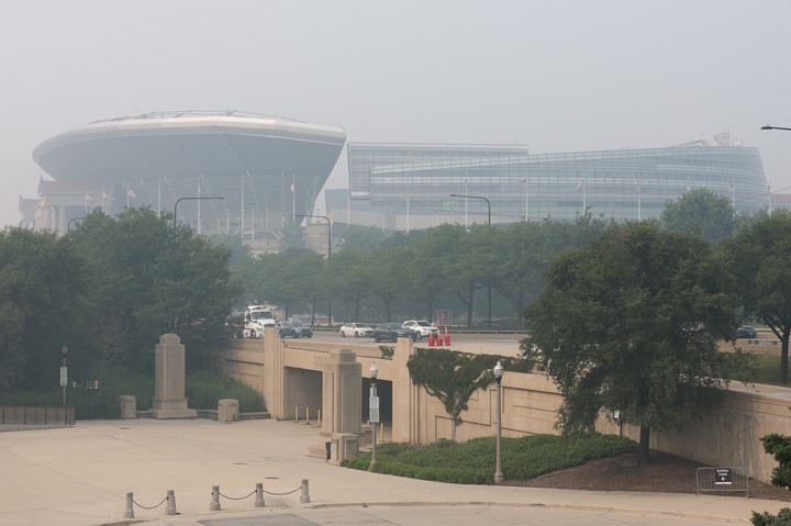 El humo en el estadio de Chicago. (REUTER)