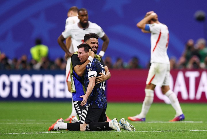 El Flaco López con Messi, en el triunfo ante Inglaterra. 