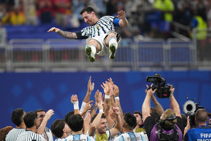 Messi en el aire (AP).