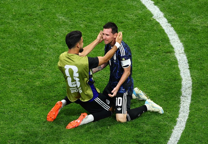 José López abraza a Lionel Messi tras eliminar a Inglaterra en la semi.