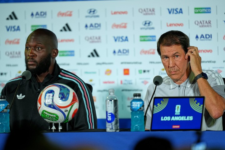 El DT habló en conferencia de prensa junto con Lukaku (AP Photo).