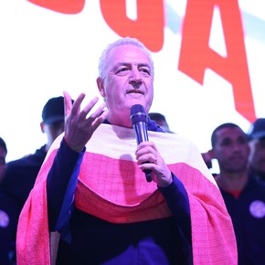 Alfaro en Asunción: poncho especial y mensaje de continuidad