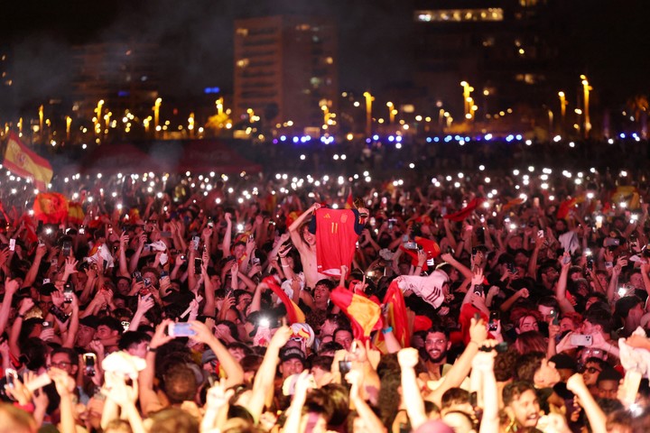 Los hinchas celebran por las calles de Barcelona (Reuters).