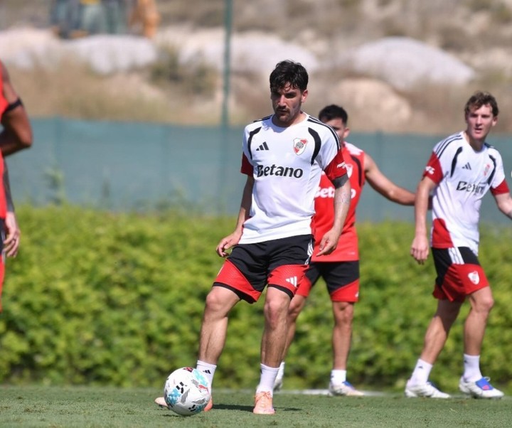 Mauro Arambarri entrenándose con River en Alicante (Instagram).