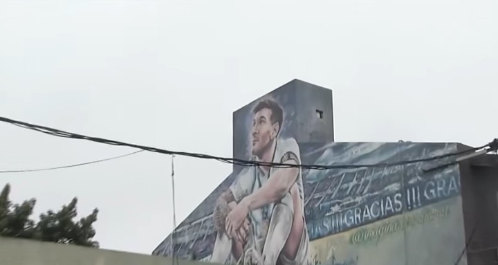 Así está el frente de la casa natal de Lionel Messi.