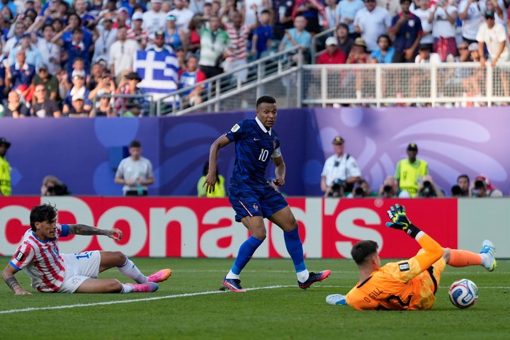 Gill y su tremenda doble tapada a Mbappé (AP Photo).