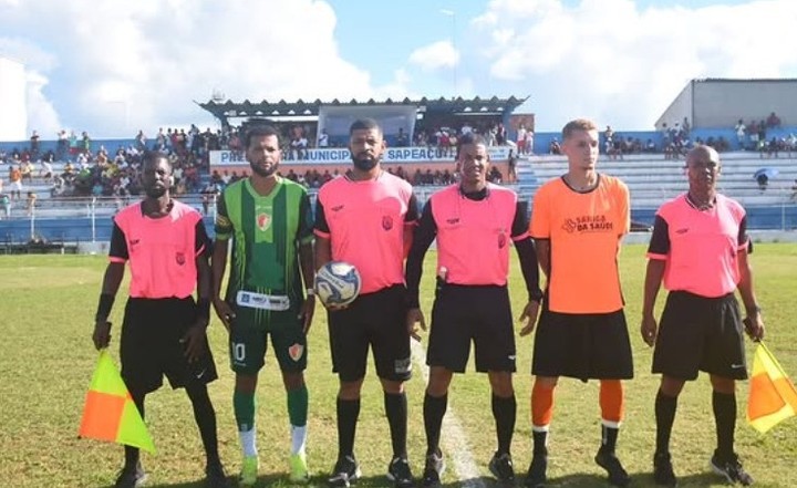 Terna arbitral y capitanes.