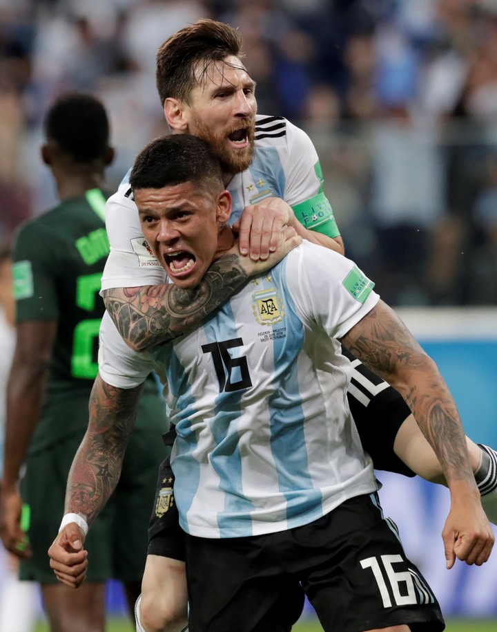 El festejo del inolvidable gol de Marcos Rojo a Nigeria. (REUTERS / Henry Romero)
