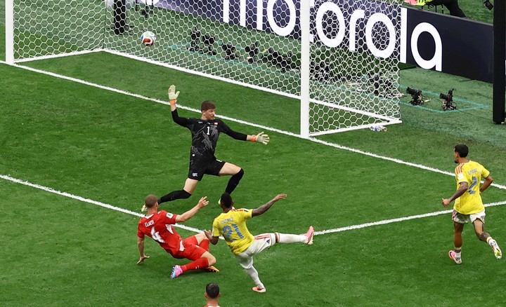 Jaminton Campaz vs. Suiza. (REUTER)